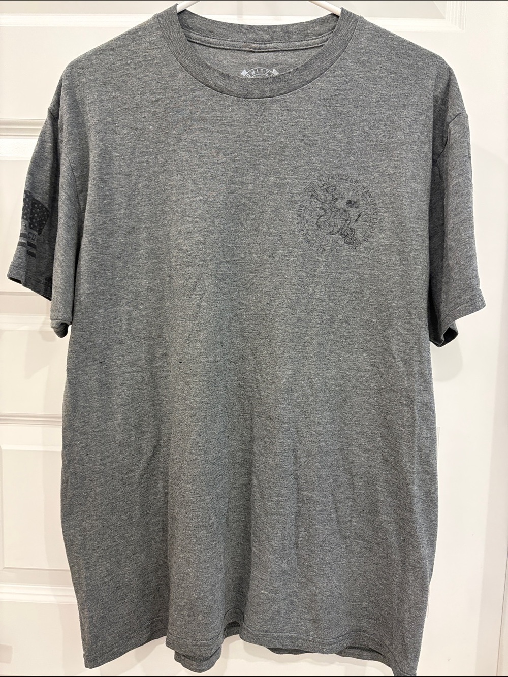 Men's Gray Short-Sleeve Crewneck T-Shirt with Subtle Chest Emblem